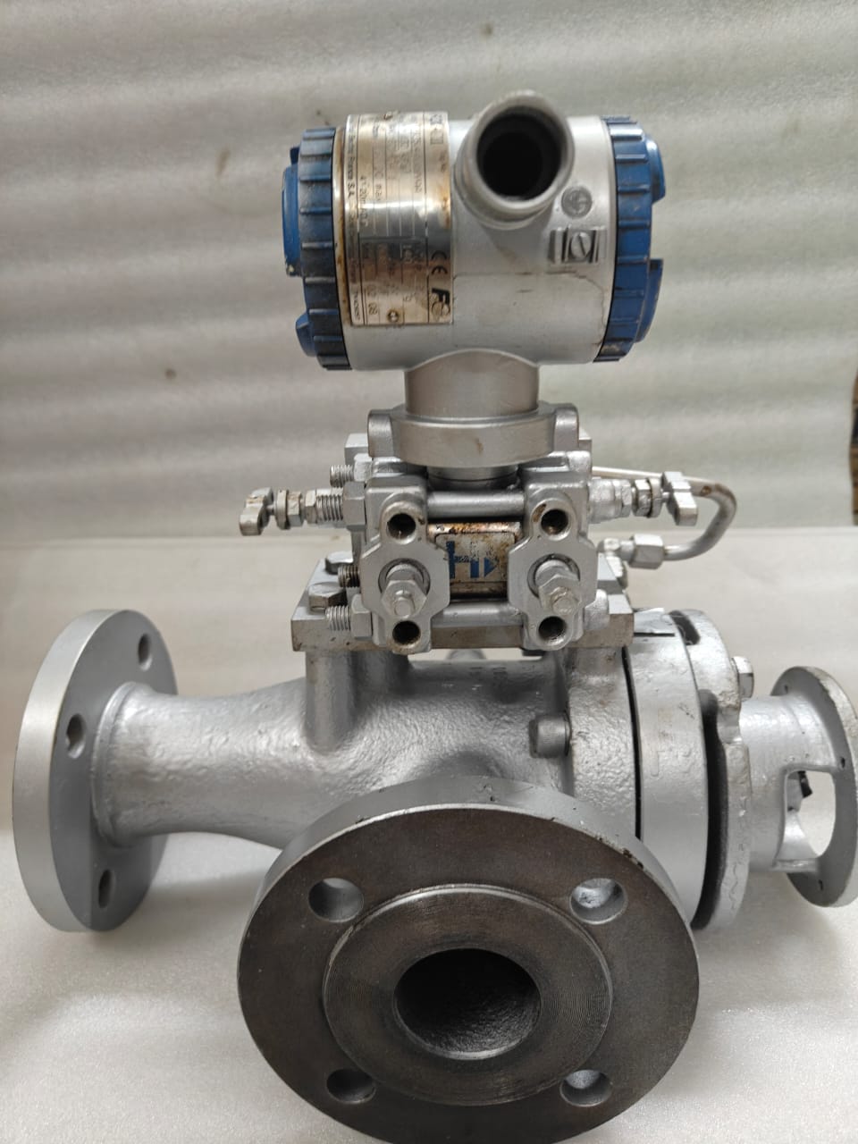 Fuji Electric (DP) Transmitter FCX-CII FKKR35V4AKAYYAA with Attached (VALVE)